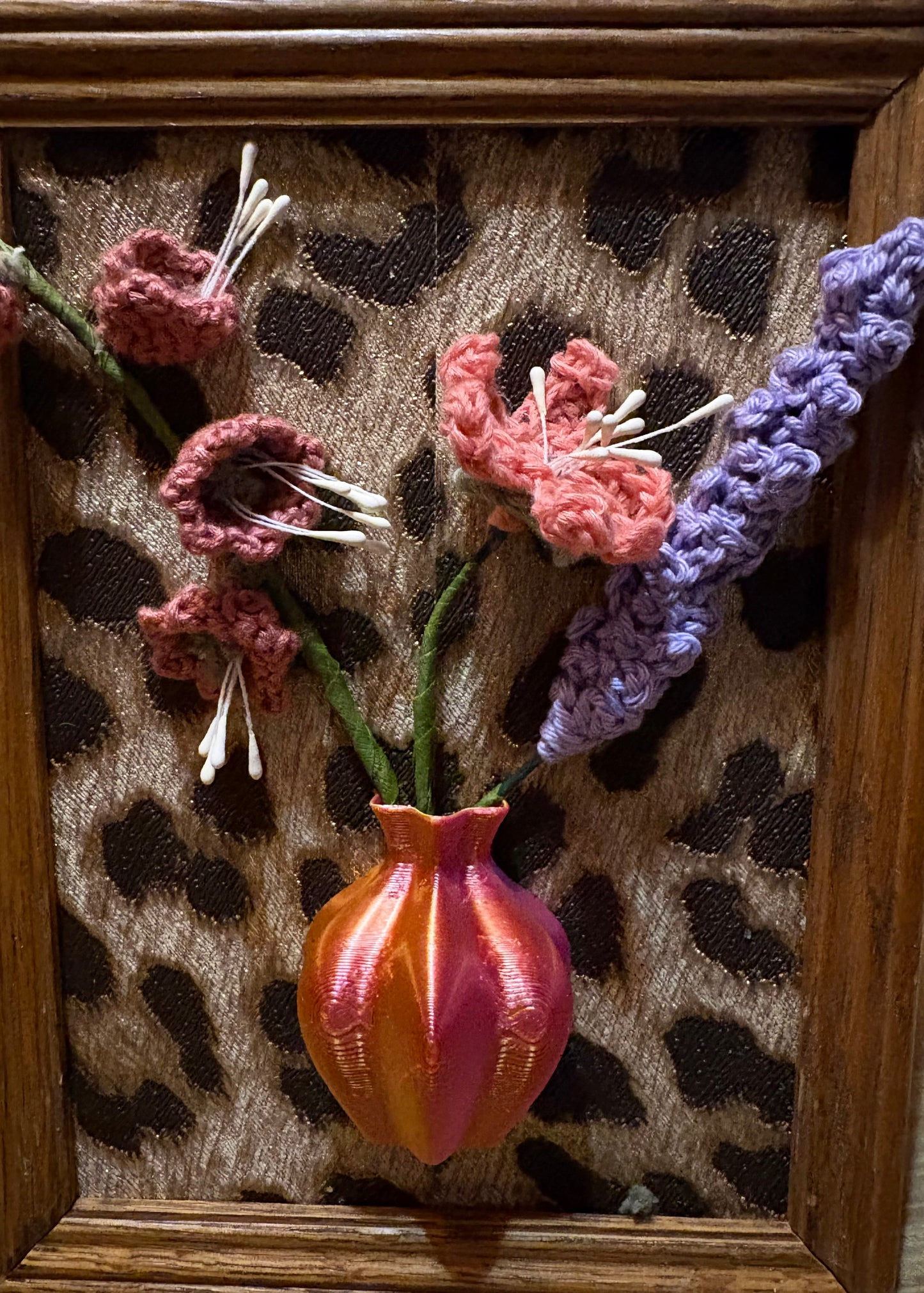 Schilderijtje met gehaakte bloemen