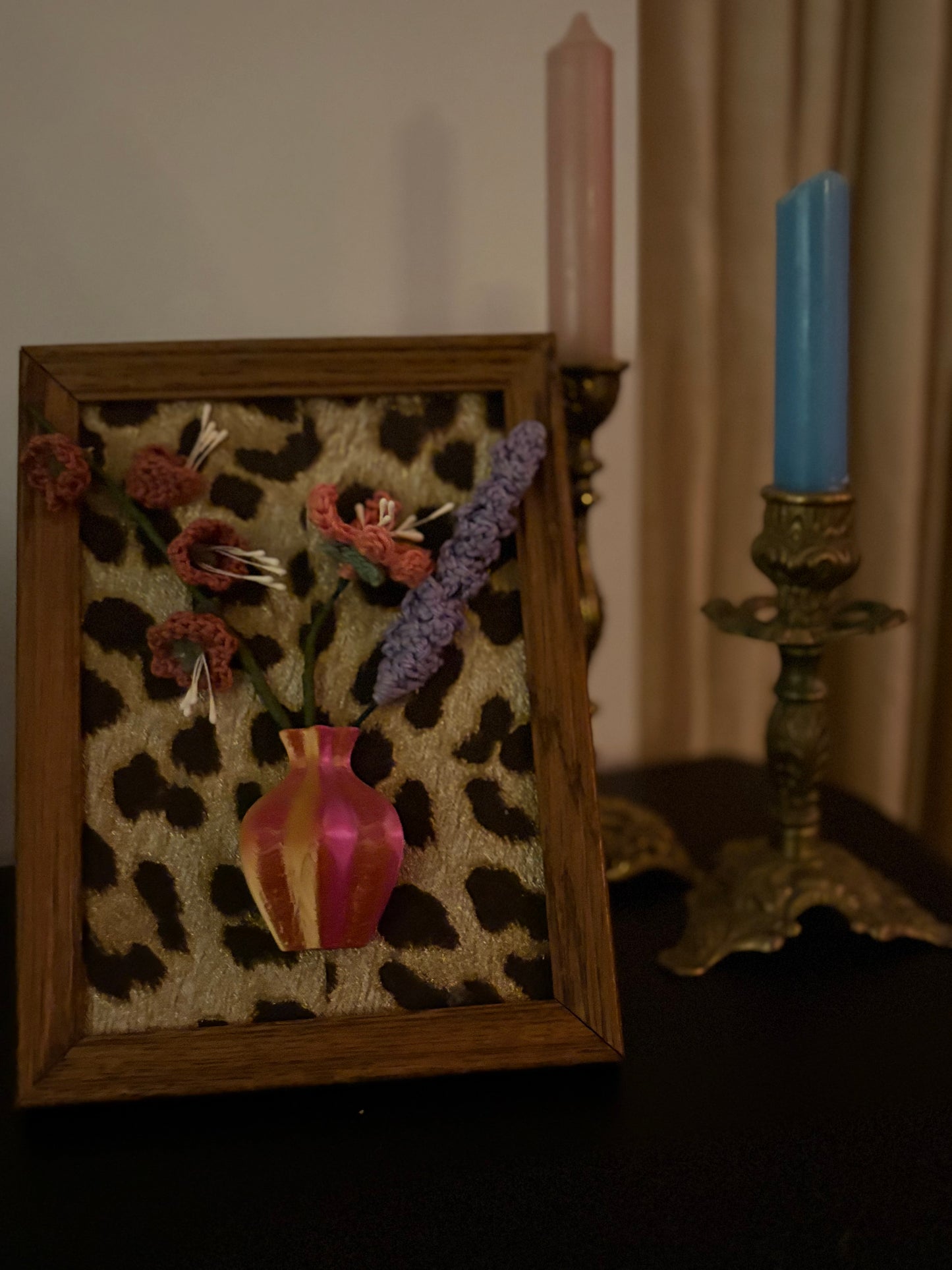 Schilderijtje met gehaakte bloemen