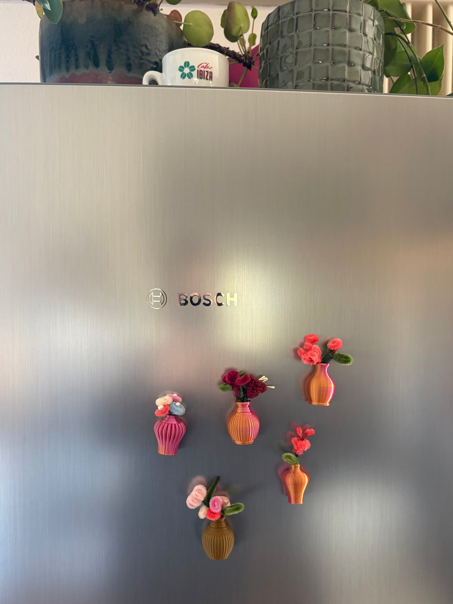 Wollige bloemetjes in magneet vaasjes