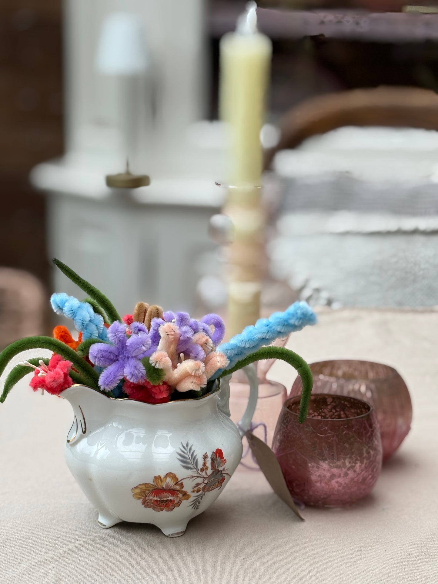 Brocante vaasje met wollige bloementjes