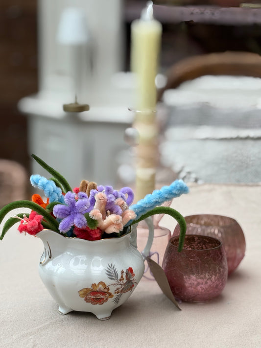 Brocante vaasje met wollige bloementjes