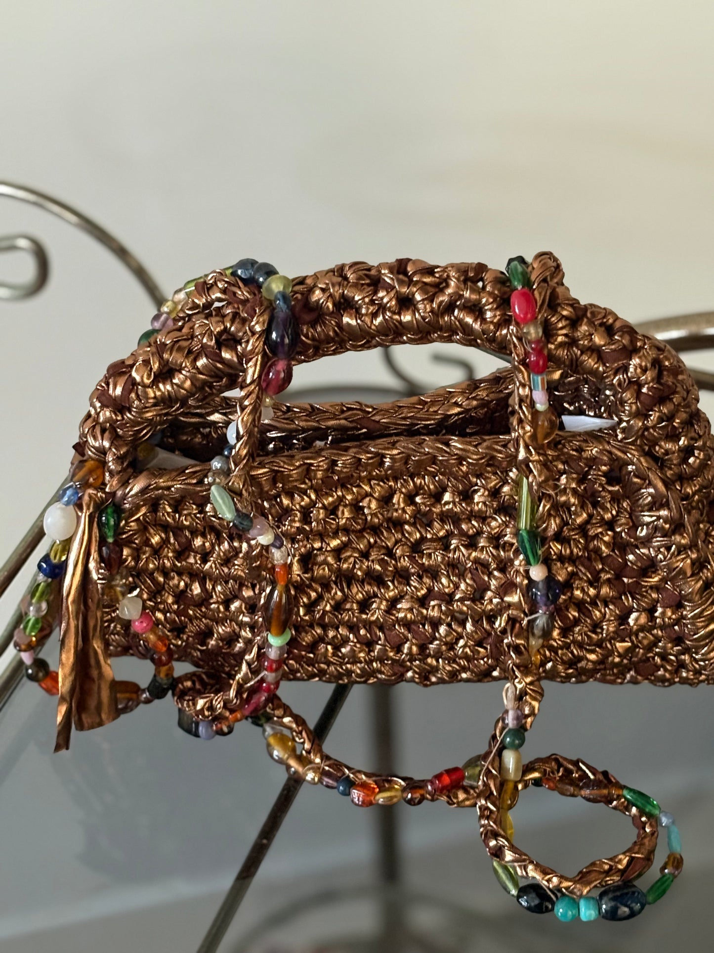 Metallic leer-look tasje met glazen kralen