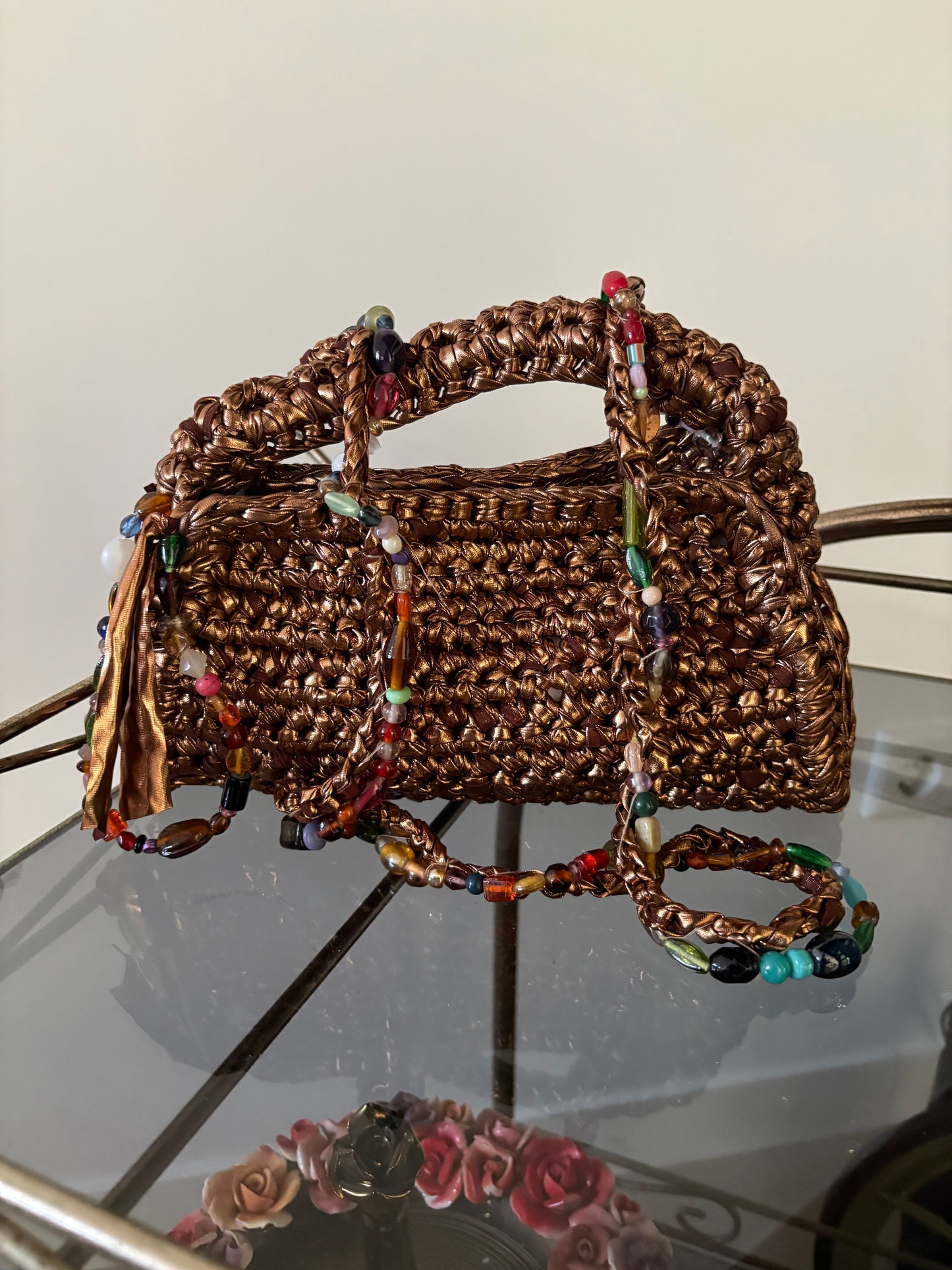 Metallic leer-look tasje met glazen kralen
