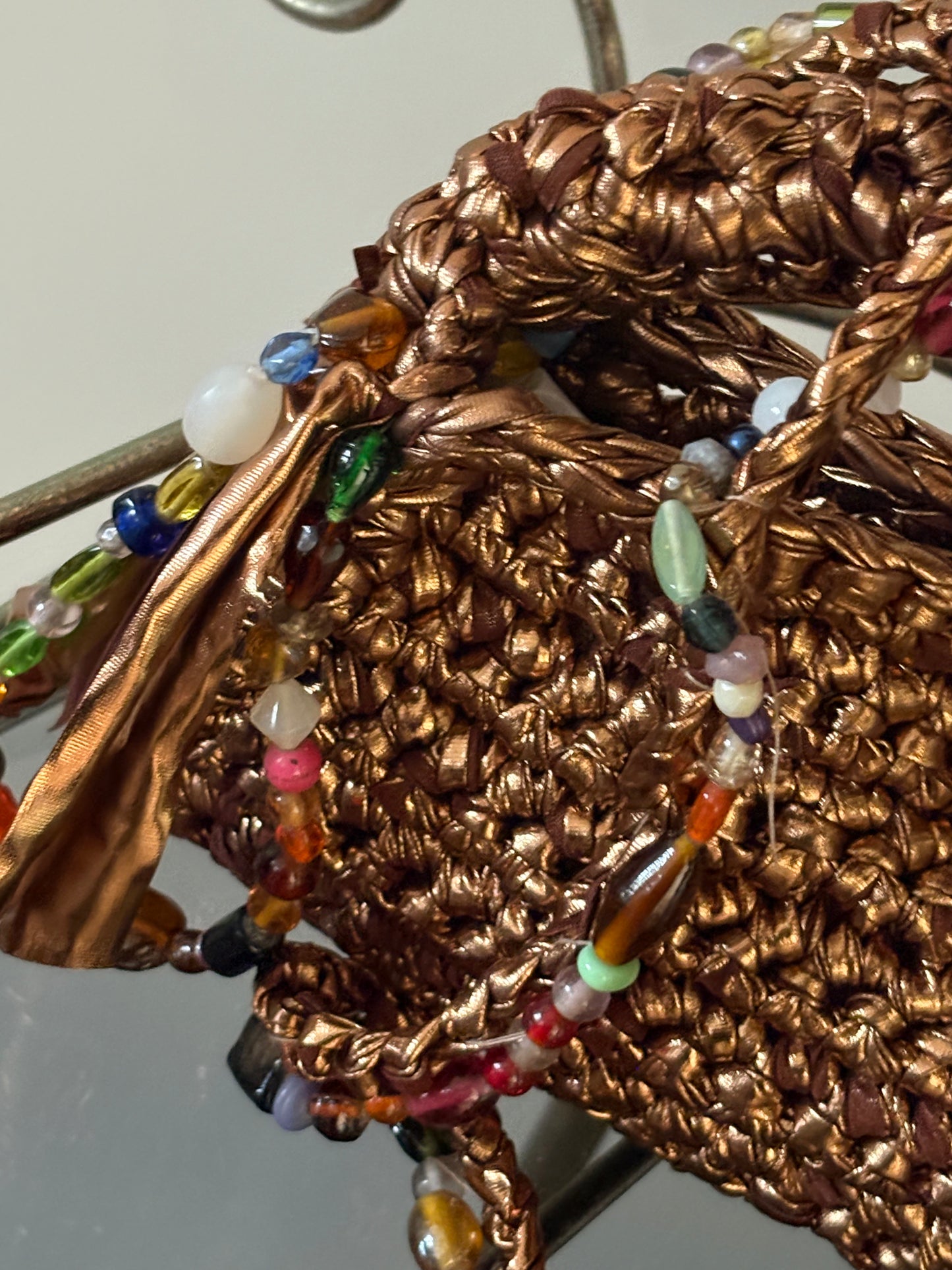 Metallic leer-look tasje met glazen kralen