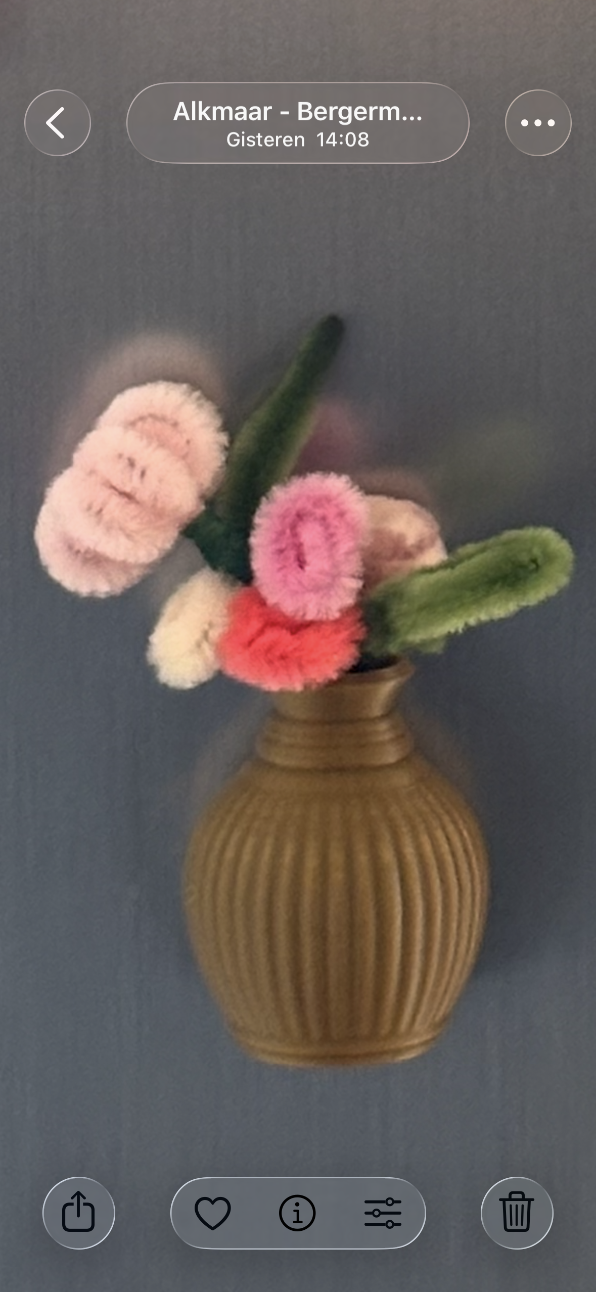 Wollige bloemetjes in magneet vaasjes